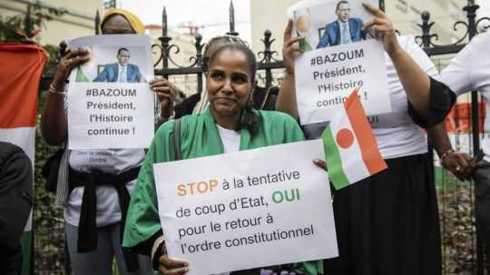 Žena protestuje pred nigerskou ambasádou v Paríži.