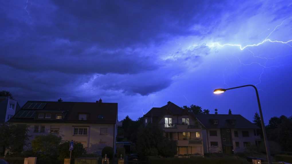 V niektorých okresoch môžu večer udrieť búrky, potrápia najmä stredné a východné Slovensko