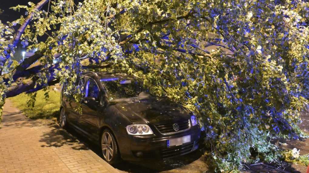 Silné búrky zasiahli viacero oblastí Nemecka. Vyvrátené stromy padali na autá i koľajnice