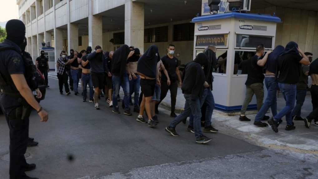 V Aténach deň pred pohrebom zabitého fanúšika opäť vyčíňali chuligáni