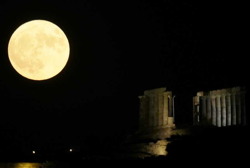 FOTO: Superspln mesiaca sa na oblohe toto leto objavil už druhýkrát. Takto vyzeralo nebeské divadlo vo svete