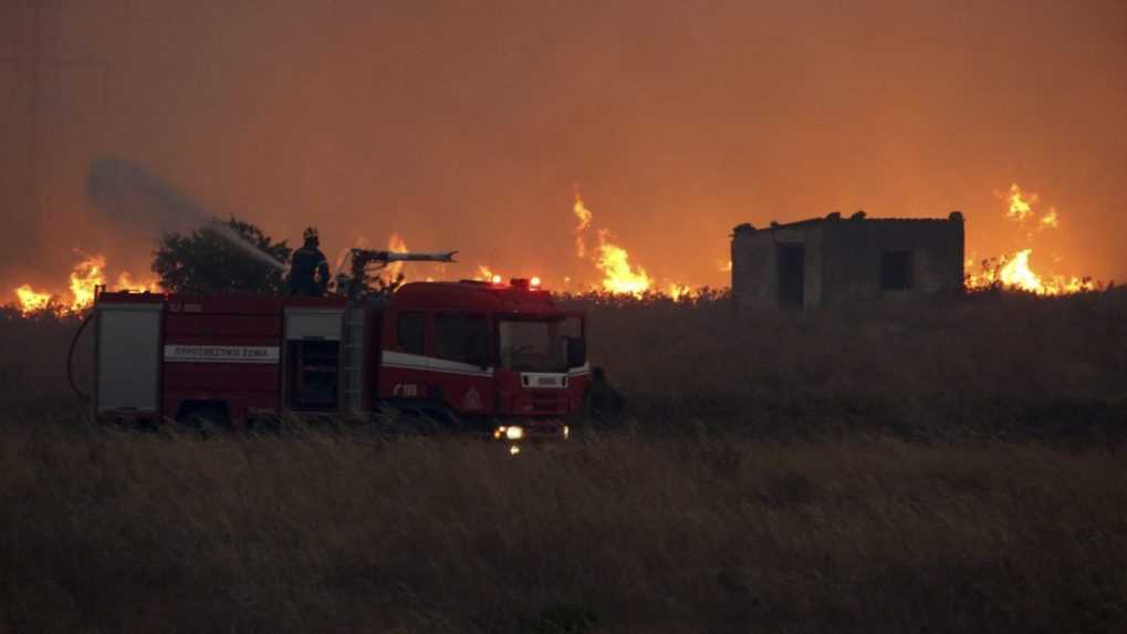 Pre lesný požiar na severovýchode Grécka evakuovali ďalšie štyri obce
