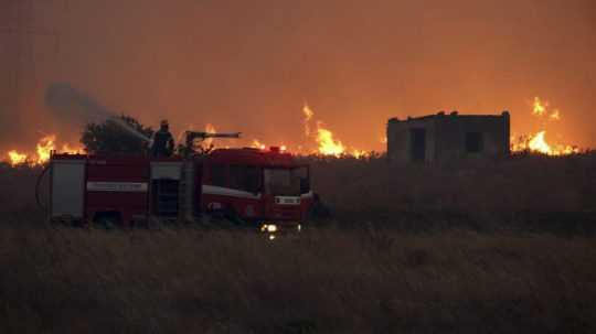 Hasiči zasahujú pri lesných požiaroch v Grécku.