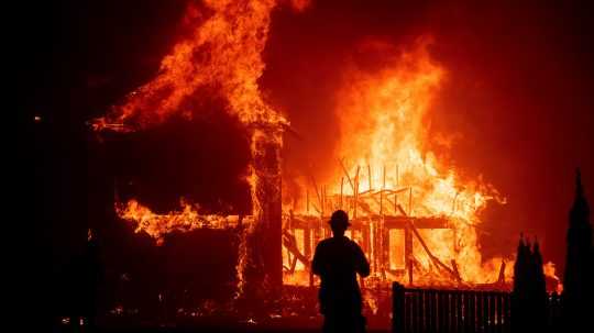 Počet obetí ničivých lesných požiarov v americkom štáte Havaj stúpol na 67.