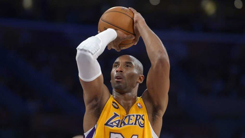 Pred arénou LA Lakers odhalia sochu Kobeho Bryanta