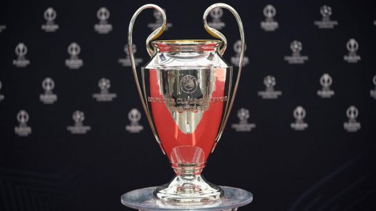 Vystavená trofej pred žrebovaním skupinovej fázy Ligy majstrov UEFA 2023/24.