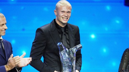 Nór Erling Haaland drží cenu UEFA pre najlepšieho mužského futbalistu roka.
