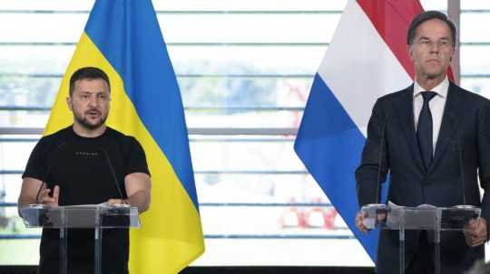 Ukrajinský prezident Volodymyr Zelenskyj (vľavo) a holandský premiér Mark Rutte.