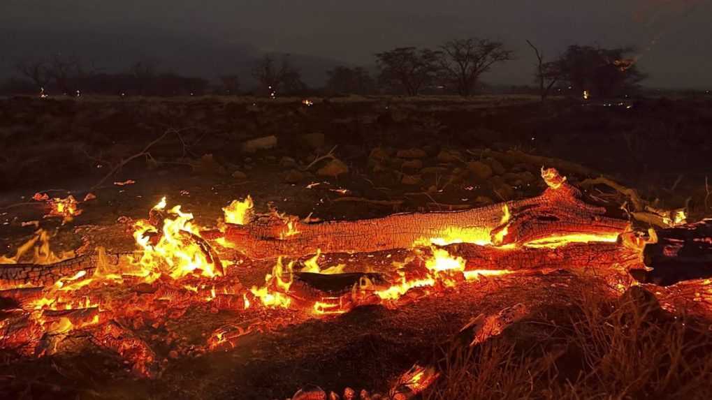 Požiare na havajskom Maui neutíchajú. Jedno mesto takmer úplne vyhorelo, počet obetí stúpol nad 50