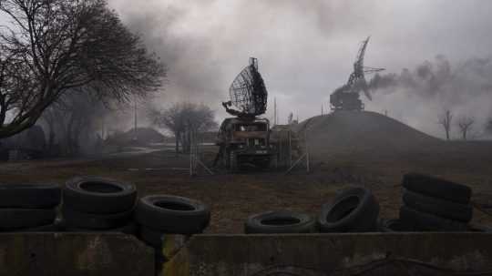 Dym stúpa z protivzdušnej obrany v ukrajinskom Mariupole.