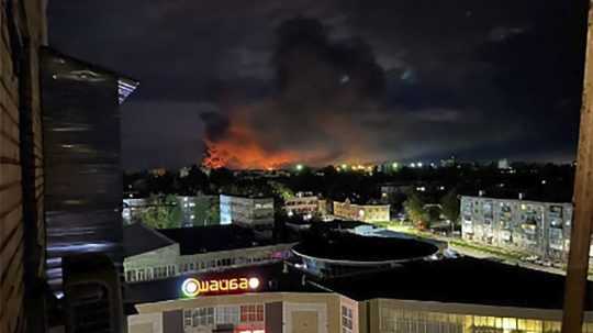 Na snímke požiar nad ruským mestom Pskov po dronovom útoku.
