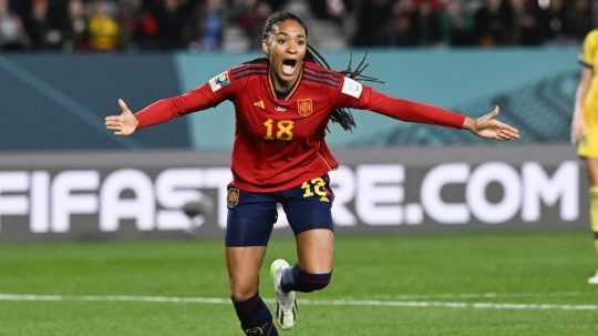 Španielka Salma Paralluelo oslavuje po strelení prvého gólu svojho tímu počas semifinálového zápasu Svetového pohára žien medzi Švédskom a Španielskom v Eden Park v Aucklande na Novom Zélande.