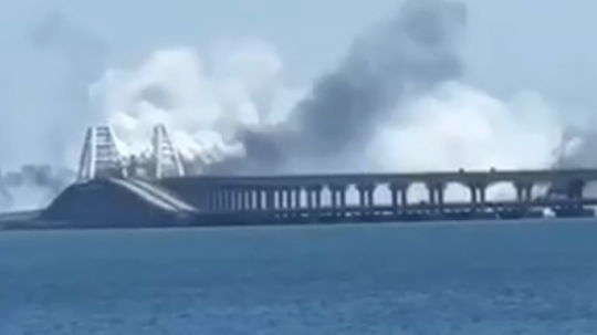 Fotografie na sociálnych sieťach zachytávali stĺpy dymu stúpajúce k oblohe v okolí mosta.
