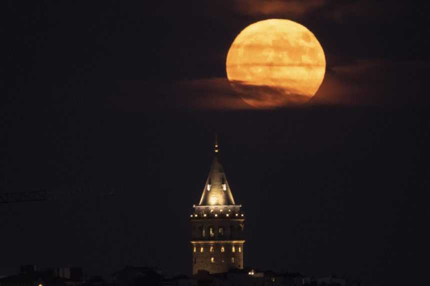 FOTO: Superspln mesiaca sa na oblohe toto leto objavil už druhýkrát. Takto vyzeralo nebeské divadlo vo svete