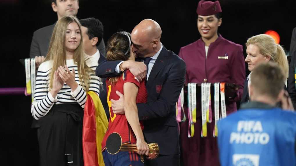 Šéf španielskej federácie sa postaral o škandál, po finále ženských MS pobozkal hráčku na pery