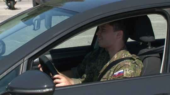 Na snímke mladý vojak za volantom auta.