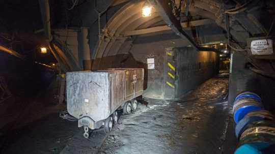 banské vozíky v podzemí