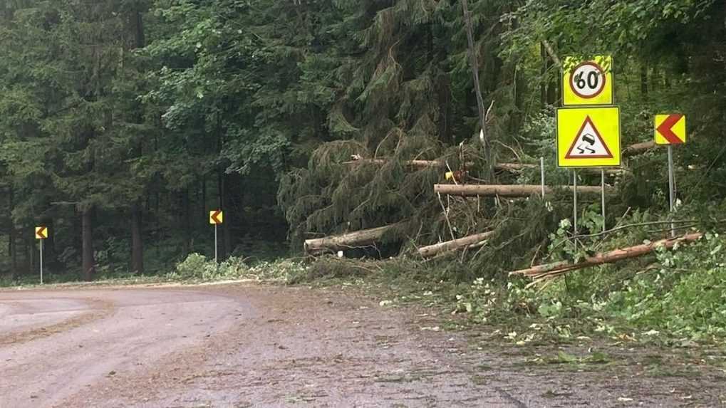 Kysuce zasiahla ničivá búrka, spôsobila aj energetickú kalamitu. Polícia prosí vodičov o opatrnosť