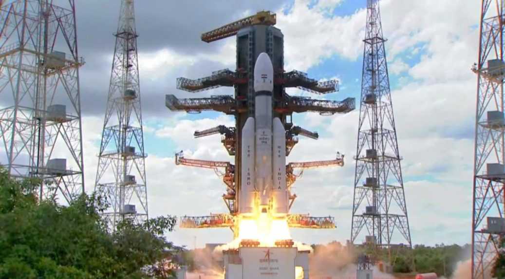 Indická vesmírna sonda sa úspešne dostala na obežnú dráhu Mesiaca