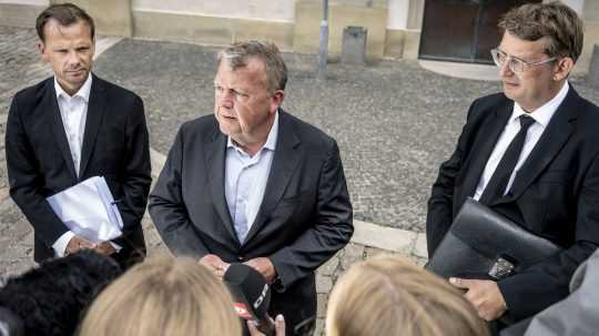 Na snímke traja ministri dánskej vlády.