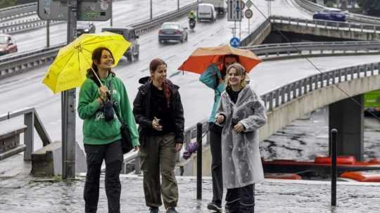 ľudia s dáždnikmi v Bratislave