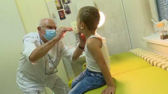 doktor vyšetruje dieťa