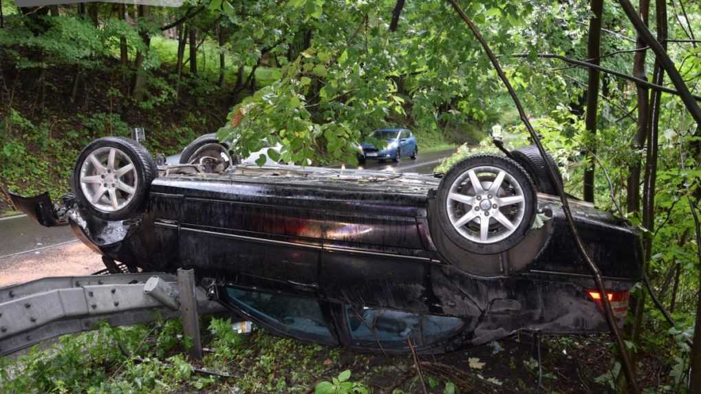 Auto zostalo prevrátené na streche, dopravná nehoda pri Handlovej si vyžiadala dvoch zranených