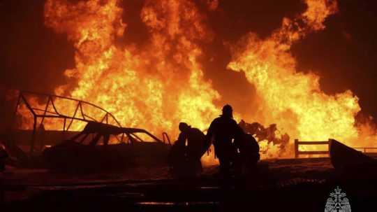 Plamene šľahajú po výbuchu čerpacej stanice v Rusku.