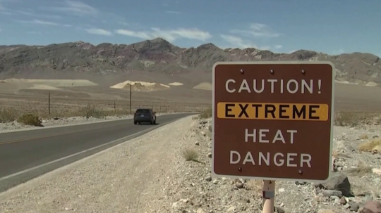 Ilustračná snímka varovnej tabule s nápisom: "Pozor, nebezpečenstvo extrémnych horúčav".