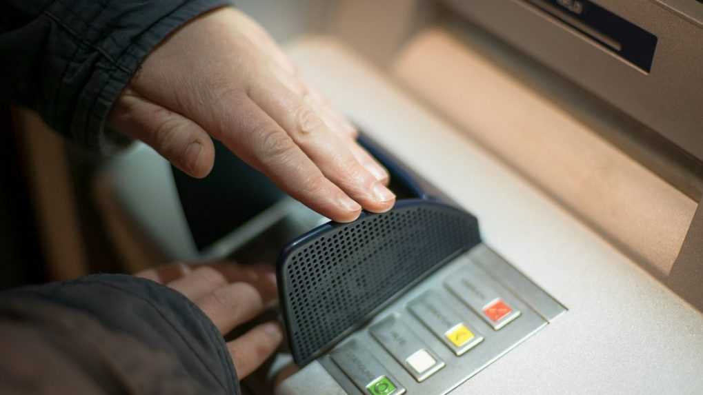 Klienti banky v Írsku dostali z bankomatov pre poruchu peniaze navyše, nakoniec sa však tešiť nebudú