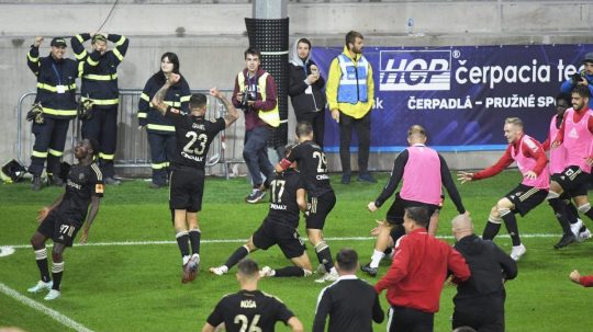 Radosť hráčov Trnavy po druhom góle počas odvetného zápasu play off Európskej konferenčnej ligy SC Dnipro-1 - FC Spartak Trnava.