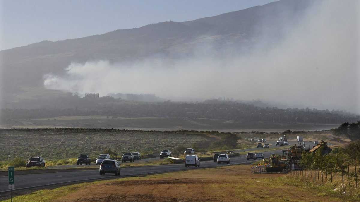 Dym fÃƒÂºka cez svah sopky Haleakala na Maui na Havaji. TisÃƒÂ­ce Ã„Â¾udÃƒÂ­ bolo nÃƒÂºtenÃƒÂ½ch ostrov opustiÃ…Â¥.
