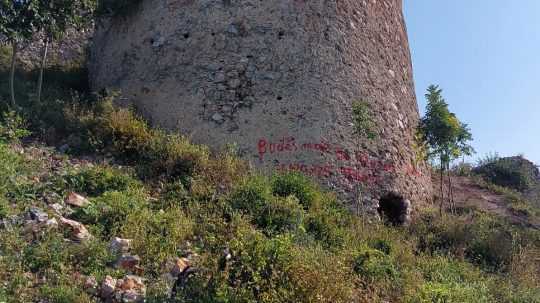 Neznámy páchateľ posprejoval múry Turnianskeho hradu.
