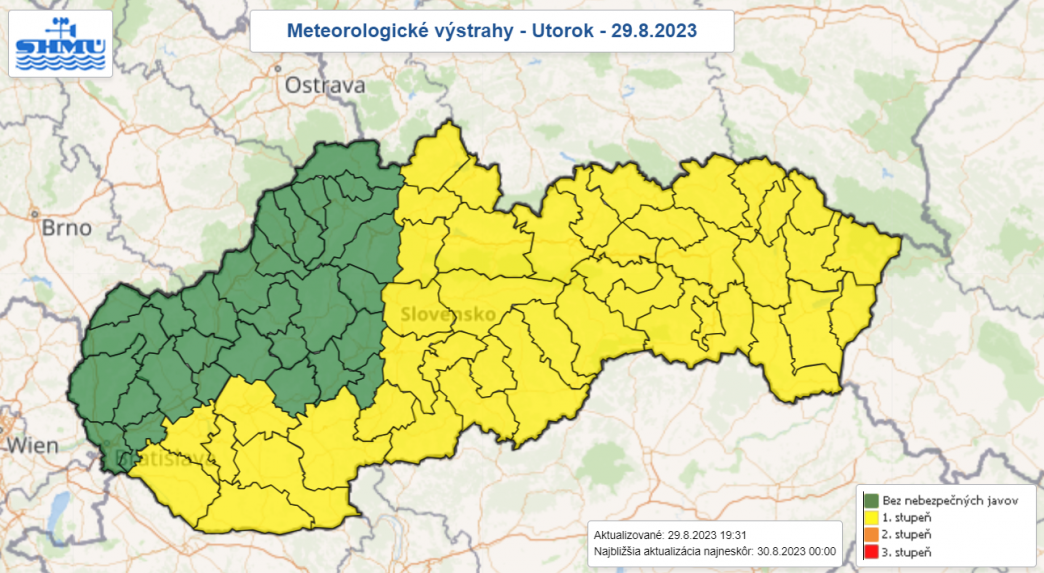 Na mape sú zvýraznené okresy, v ktorých platí výstraha prvého stupňa pred búrkami.