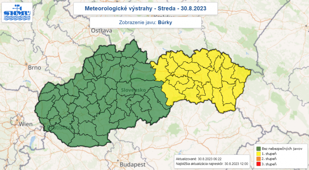 Na mape sú zvýraznené okresy, v ktorých platí výstraha prvého stupňa pred búrkami.