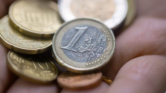 Na snímke eurové mince v dlani.