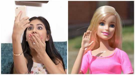 Na koláži vľavo si žena robí selfie, vpravo bábika Barbie.