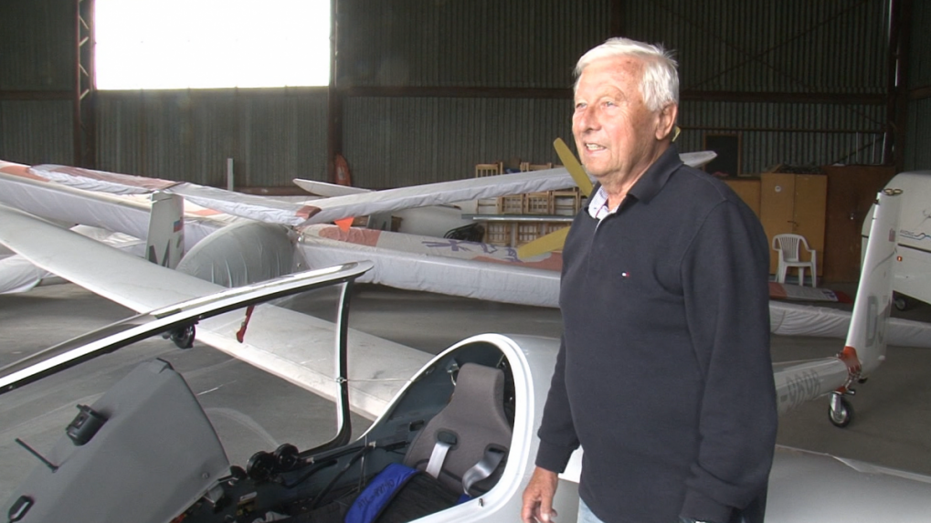 Má 81 rokov a užíva si život z vtáčej perspektívy. Letec Ján Divok je majstrom Slovenska, lietajú aj jeho žena, syn a vnučka