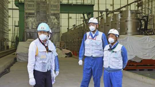 Na snímke japonský premiér na návšteve Fukušimy.