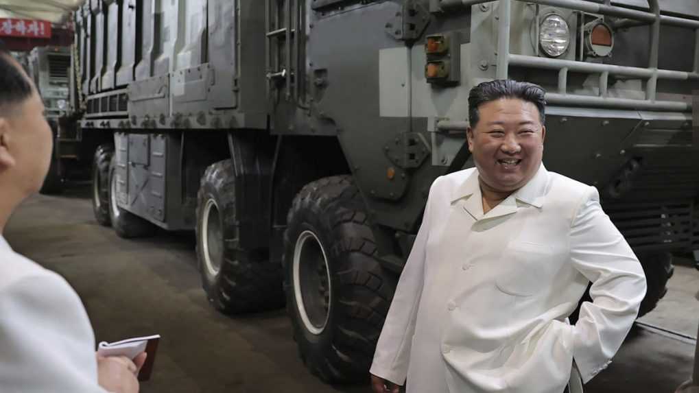 Kim Čong-un vyzval na zvýšenie výroby rakiet, krajina sa má pripraviť na vojnu