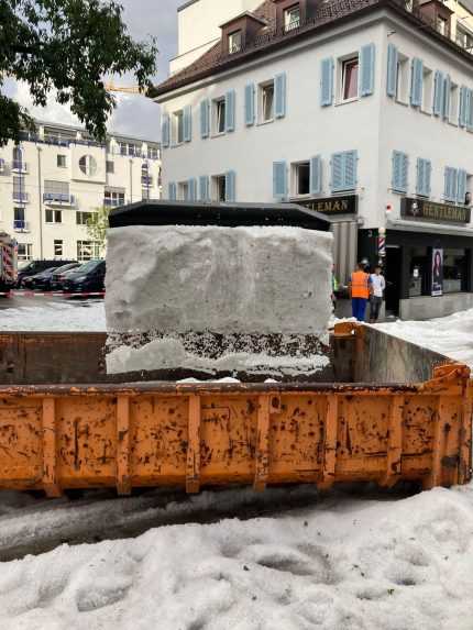 FOTO: Intenzívne krupobitie zasypalo ulice nemeckého mesta. Na odpratávanie museli použiť snežné pluhy