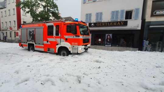 FOTO: Intenzívne krupobitie zasypalo ulice nemeckého mesta. Na odpratávanie museli použiť snežné pluhy