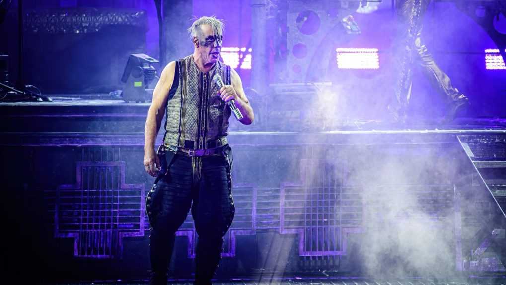 Speváka skupiny Rammstein nebudú ďalej vyšetrovať, dôkazy nepotvrdili sexuálne obťažovanie