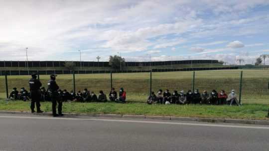 Na snímke nelegálni migranti, ktorých odchytila polícia.