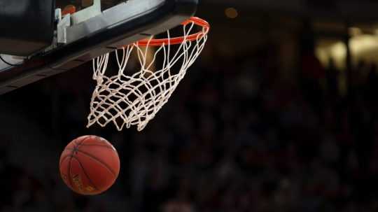Basketbalová lopta letí cez kôš