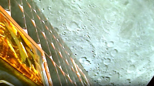 Indická lunárna misia Čandraján-3 poslala na Zem prvé snímky povrchu Mesiaca.