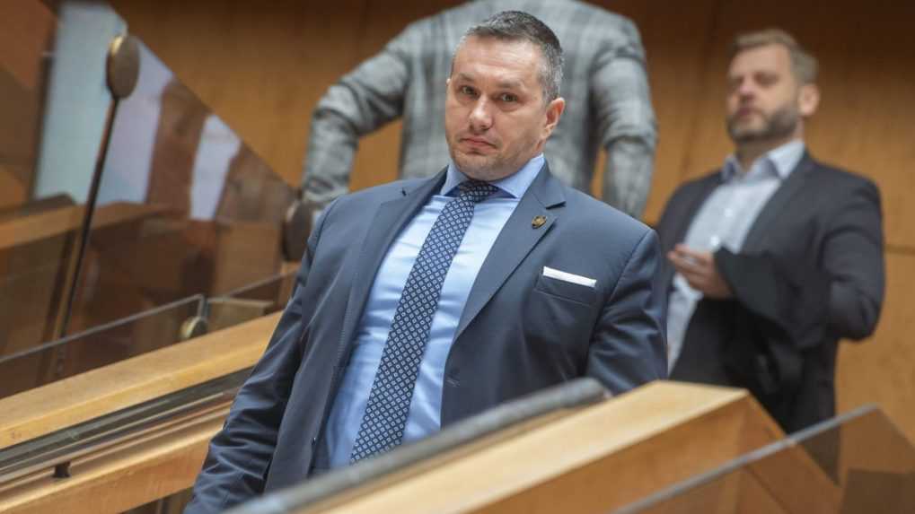 Šéf SIS Michal Aláč sa o svojom obvinení dozvedel z médií, prerušil služobnú cestu a vracia sa späť na Slovensko