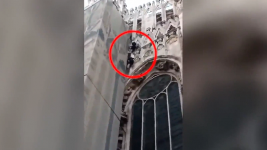 Francúzski mladíci sa bez istenia vyšplhali na vežu milánskej katedrály, zatkla ich polícia