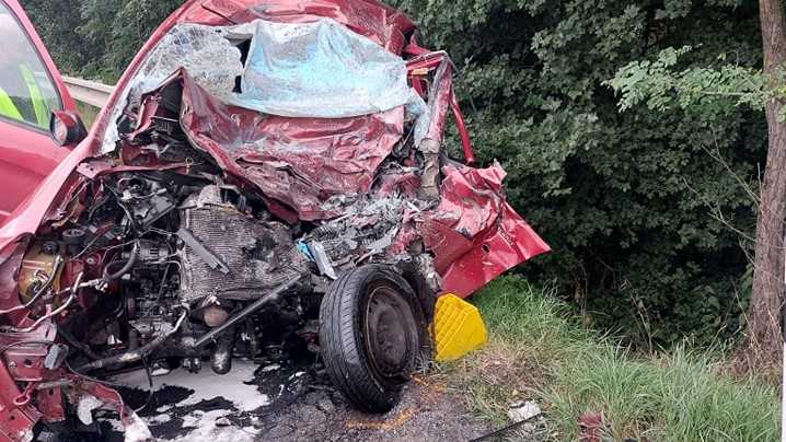 Čelnú zrážku s nákladným autom pri Lučenci neprežil vodič (†40) osobného vozidla
