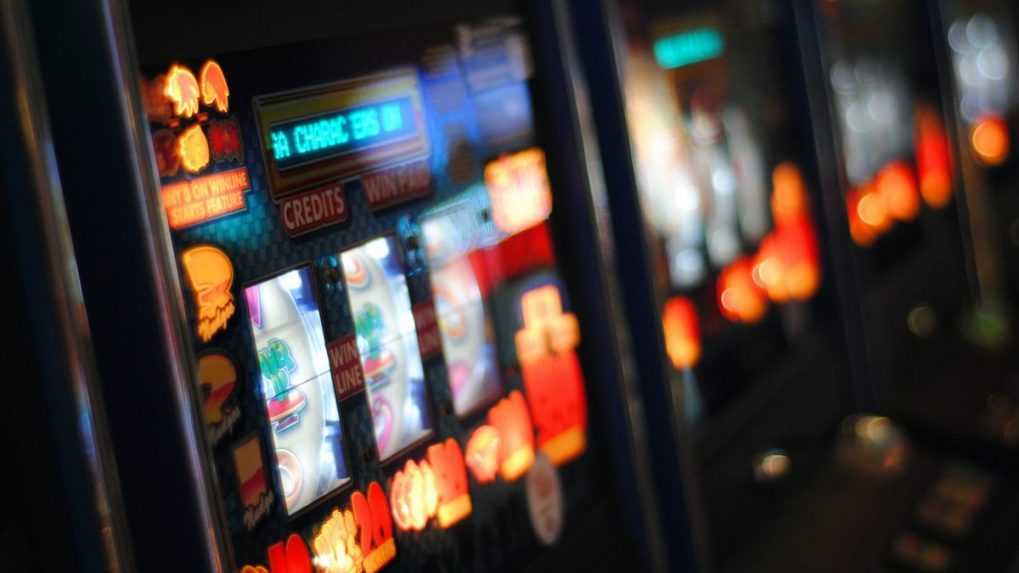 Najpopulárnejšou hazardnou hrou medzi Slovákmi sú číselné lotérie, vyplýva z prieskumu
